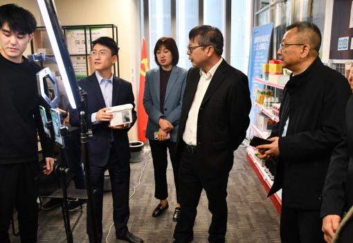 省國貿(mào)集團副總經(jīng)理張勇一行赴浙江化工廣交會直播間觀展指導